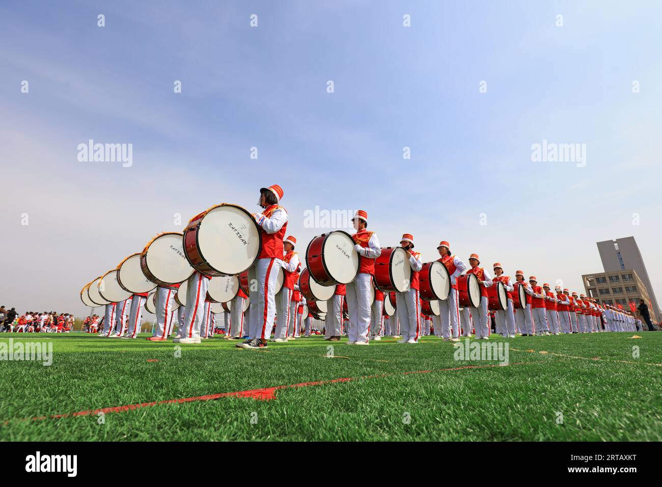 COMTÉ de LUANNAN, Chine - 8 avril 2019 : le groupe de percussions bat le tambour à la réunion sportive, COMTÉ DE LUANNAN, province du Hebei, Chine Banque D'Images