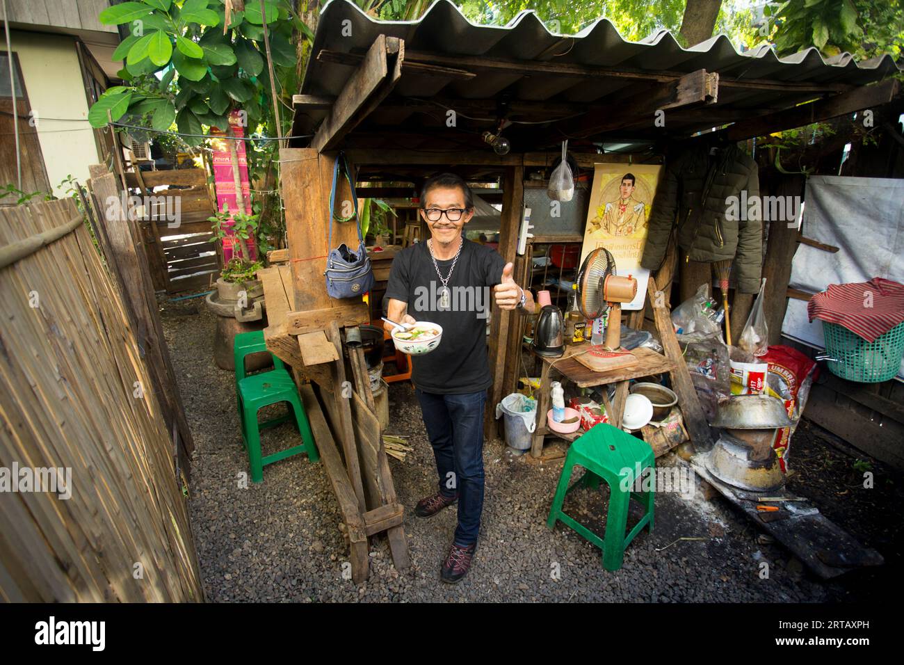 Chiang Mai, Thaïlande ; 1 janvier 2023 : Chef thaïlandais dans son humble restaurant à Chiang Mai. Banque D'Images