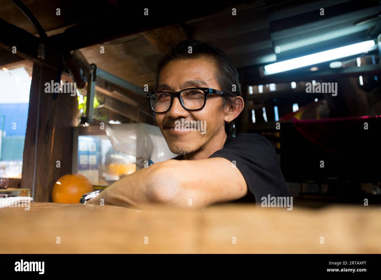 Chiang Mai, Thaïlande ; 1 janvier 2023 : Chef thaïlandais dans son humble restaurant à Chiang Mai. Banque D'Images
