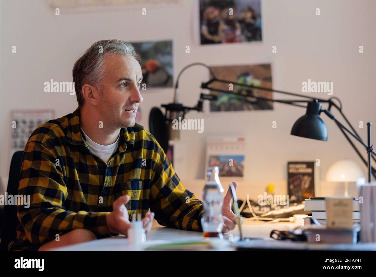 Cologne, Allemagne. 11 septembre 2023. Jan Böhmermann, présentateur et journaliste, s’exprime lors d’un entretien avec dpa dans son bureau au Studio Ehrenfeld. Crédit : Rolf Vennenbernd/dpa/Alamy Live News Banque D'Images