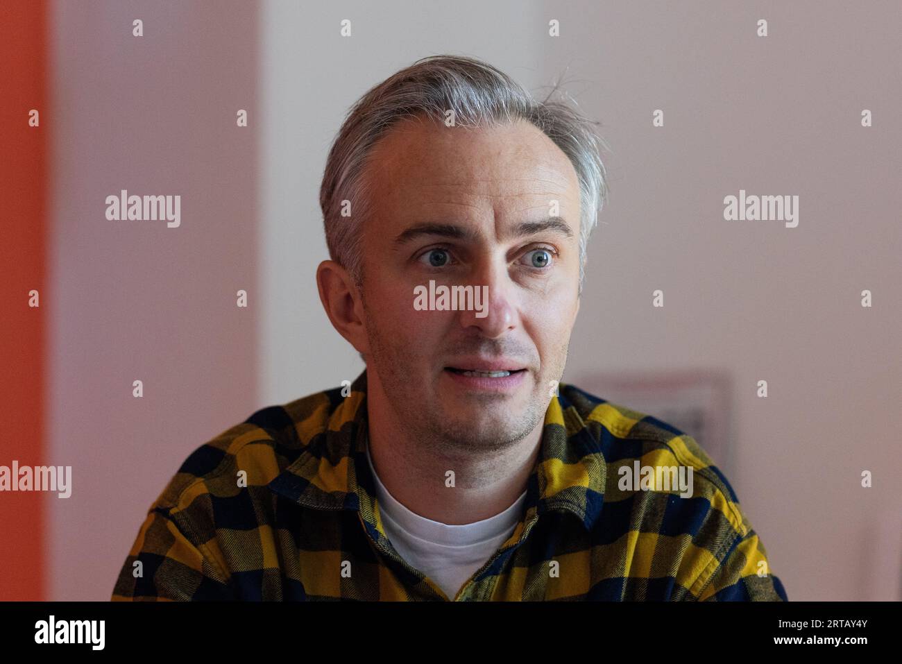 Cologne, Allemagne. 11 septembre 2023. Jan Böhmermann, présentateur et journaliste, s’exprime lors d’un entretien avec dpa dans son bureau au Studio Ehrenfeld. Crédit : Rolf Vennenbernd/dpa/Alamy Live News Banque D'Images