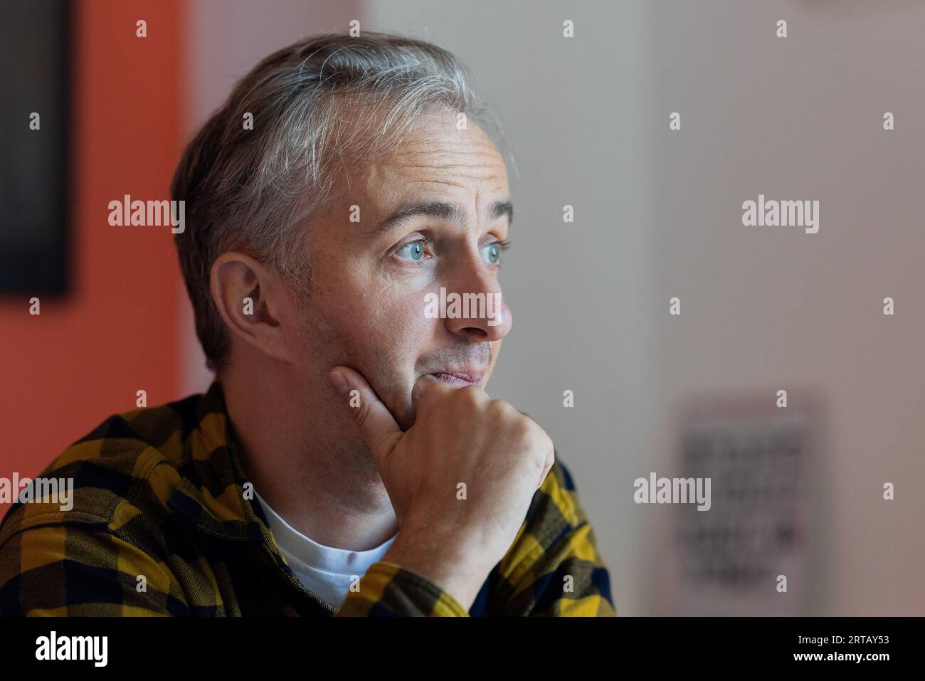 Cologne, Allemagne. 11 septembre 2023. Jan Böhmermann, présentateur et journaliste, s’exprime lors d’un entretien avec dpa dans son bureau au Studio Ehrenfeld. Crédit : Rolf Vennenbernd/dpa/Alamy Live News Banque D'Images