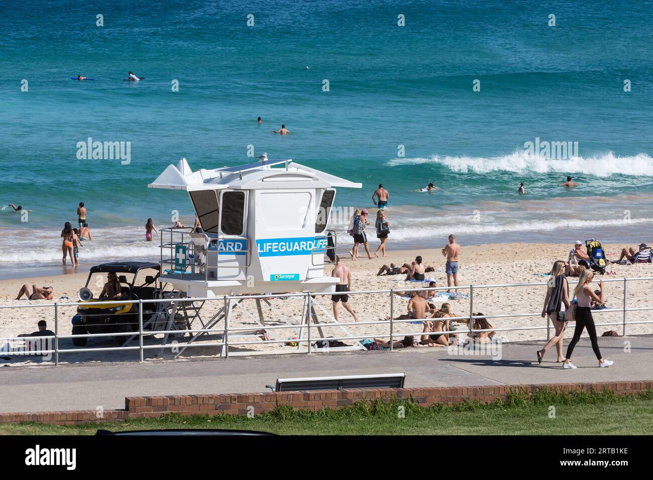 Observation des sauveteurs, Bondi Beach, Sydney, Nouvelle-Galles du Sud, Australie. Banque D'Images