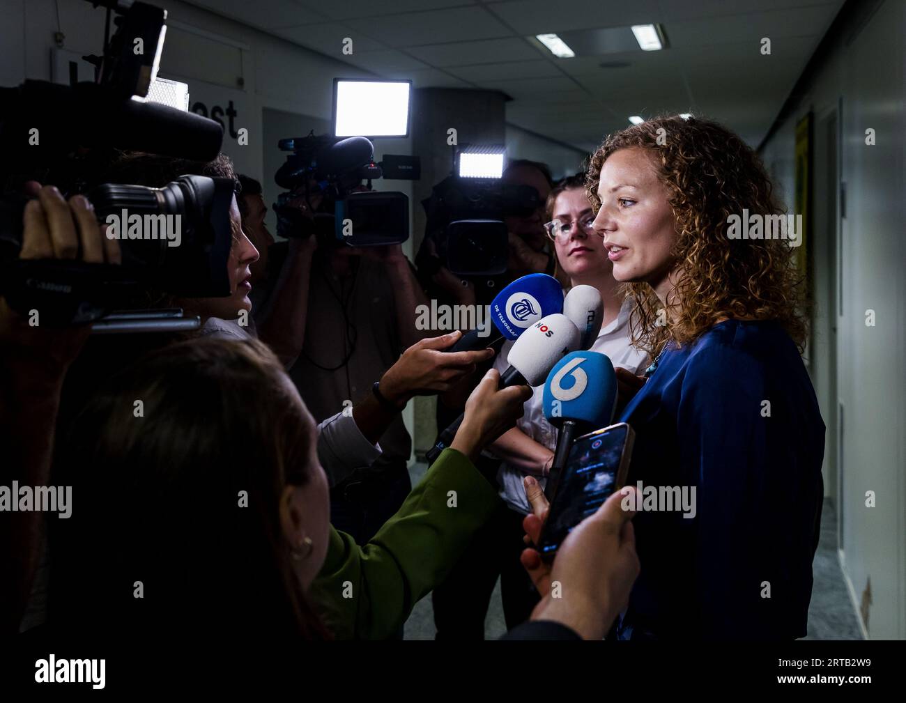 LA HAYE - la députée Christine Teunissen s'adresse à la presse avant une réunion de faction du PvdD. Près de 200 politiciens locaux du PvdD veulent que le conseil du parti parte. ANP REMKO DE WAAL netherlands Out - belgique Out Banque D'Images
