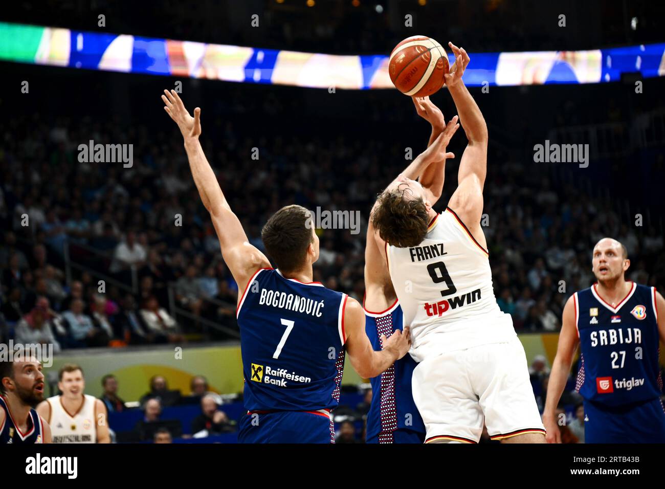 Asia Arena, Manille, Philippines. 10 septembre 2023. (G-D) Bogdan Bogdanovic (SRB), Franz Wagner (GER), 10 83-77 SEPTEMBRE 2023 - Basketball - coupe du monde FIBA 2023 - finale entre l'Allemagne et la Serbie au Mall of Asia Arena, Manille, Philippines. Crédit : SportsPressJP/AFLO/Alamy Live News Banque D'Images