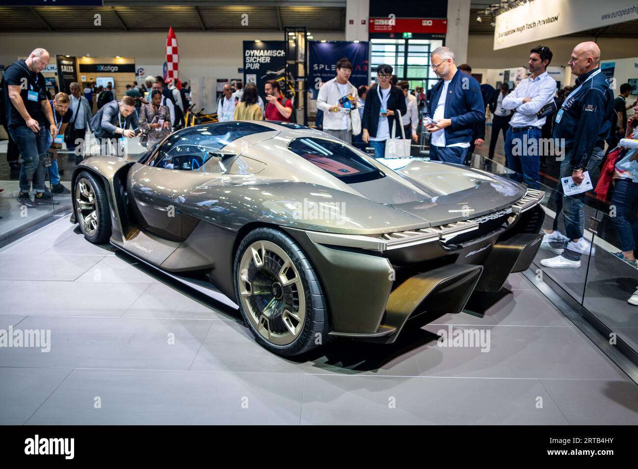 Porsche Mission X concept d'hypercar électrique sur le stand du groupe Volkswagen au salon IAA Mobility 2023, Munich, Allemagne. Banque D'Images