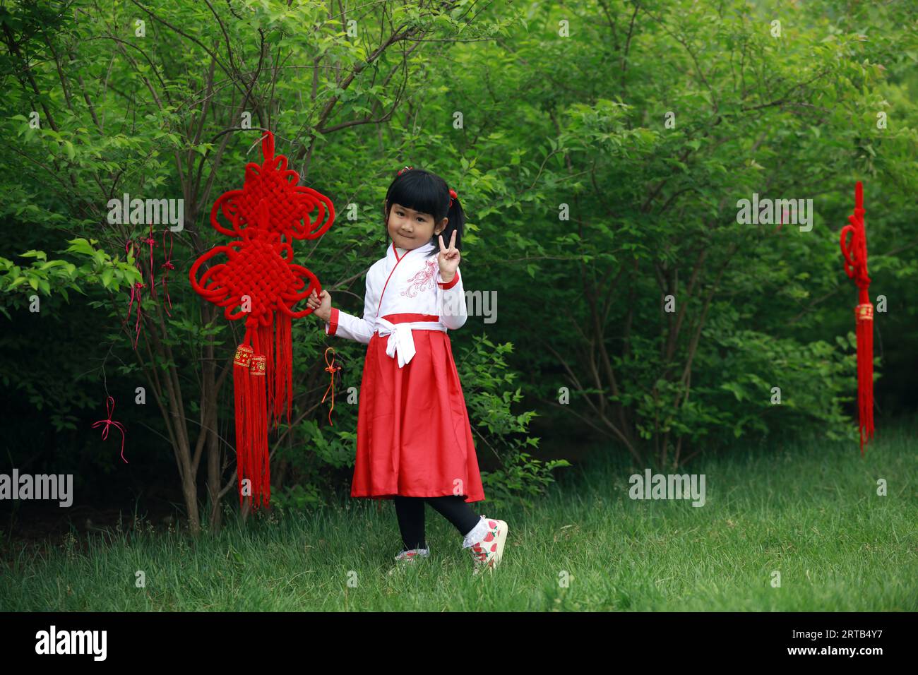 COMTÉ de LUANNAN, province du Hebei, Chine - 27 avril 2019 : les visiteurs montrent des nœuds chinois rouges dans le parc. Banque D'Images