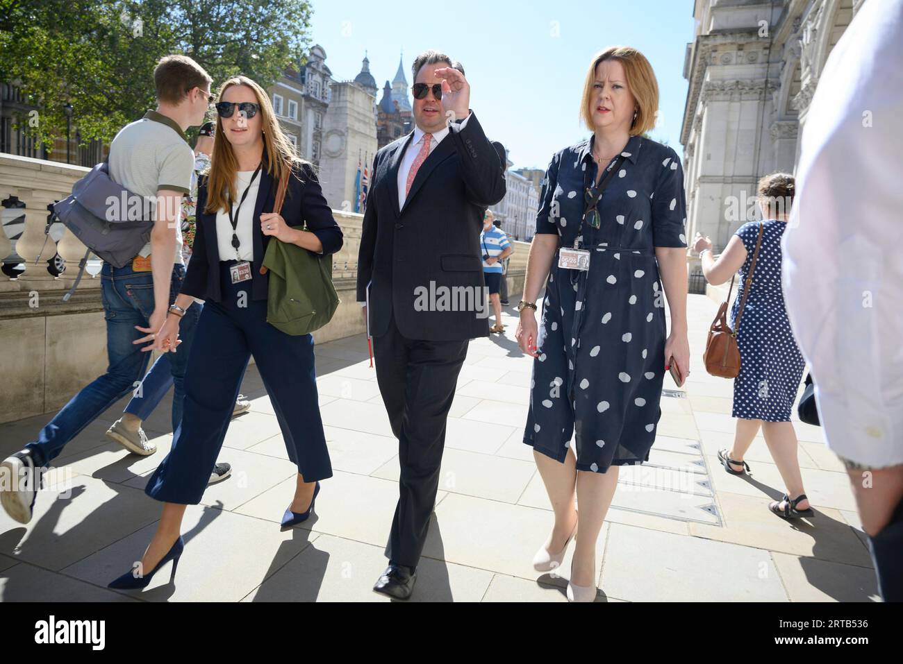 Harry Cole (rédacteur politique du Sun) et Sam Lister (rédacteur politique du Daily Express) à Whitehall en direction de Downing Street, août 2023 Banque D'Images