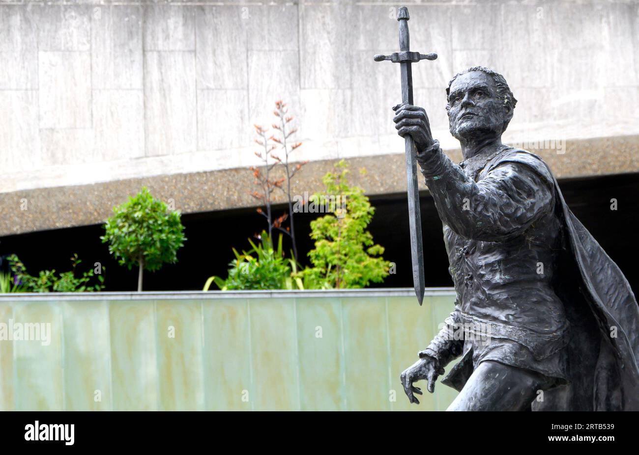 Londres, Royaume-Uni. Statue de Laurence Olivier dans le rôle de Hamlet (Angela Conner : 2007) sur le front de mer du Théâtre National, rive sud Banque D'Images