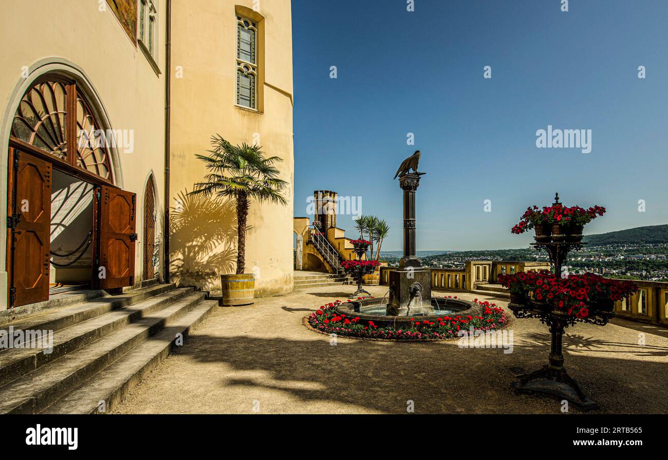 Château de Stolzenfels, terrasse rhénane avec palais, colonne d'aigle et fontaine, décorations florales et palmiers, Coblence, Haut Rhin moyen, Rhin Banque D'Images