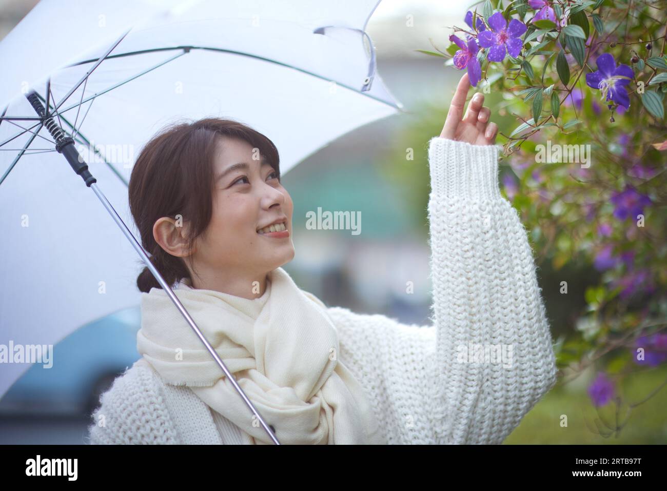 Femme japonaise avec parapluie dehors Banque D'Images
