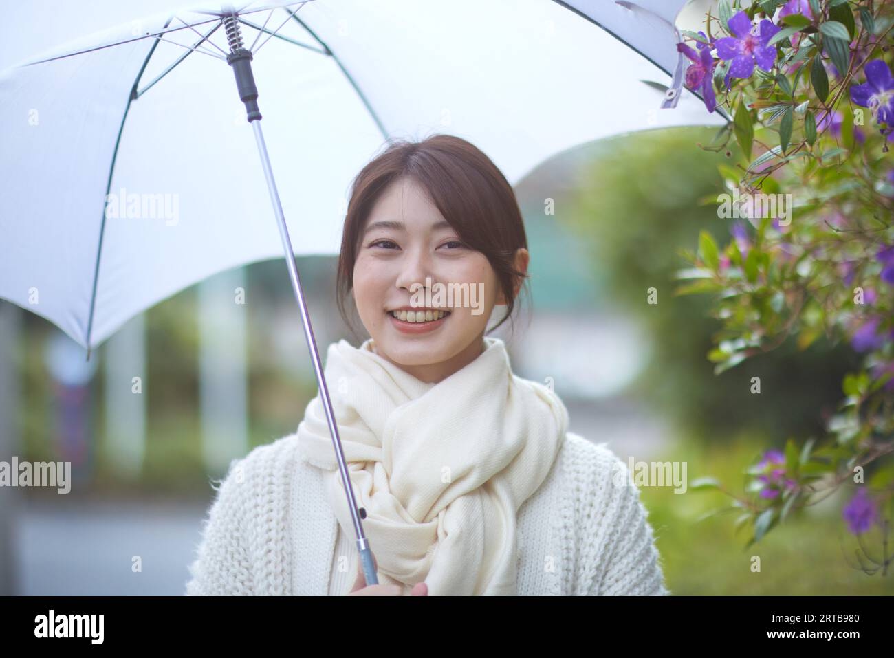 Femme japonaise avec parapluie dehors Banque D'Images