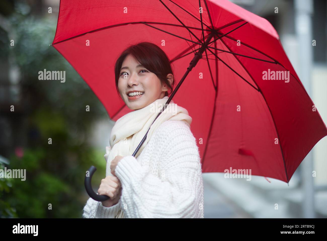 Femme japonaise avec parapluie dehors Banque D'Images