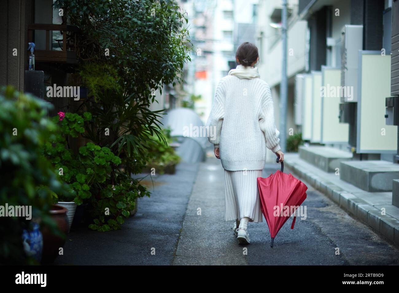 Femme japonaise avec parapluie dehors Banque D'Images