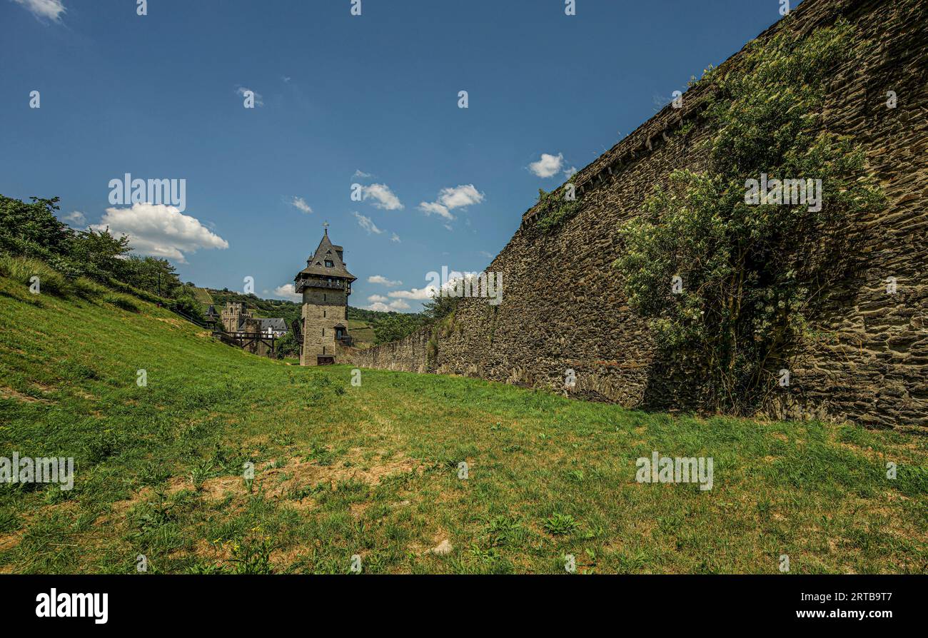 Muraille de la ville et tours de défense sur le Michelfeld à Oberwesel, vallée du Haut-Rhin moyen, Rhénanie-Palatinat, Allemagne Banque D'Images