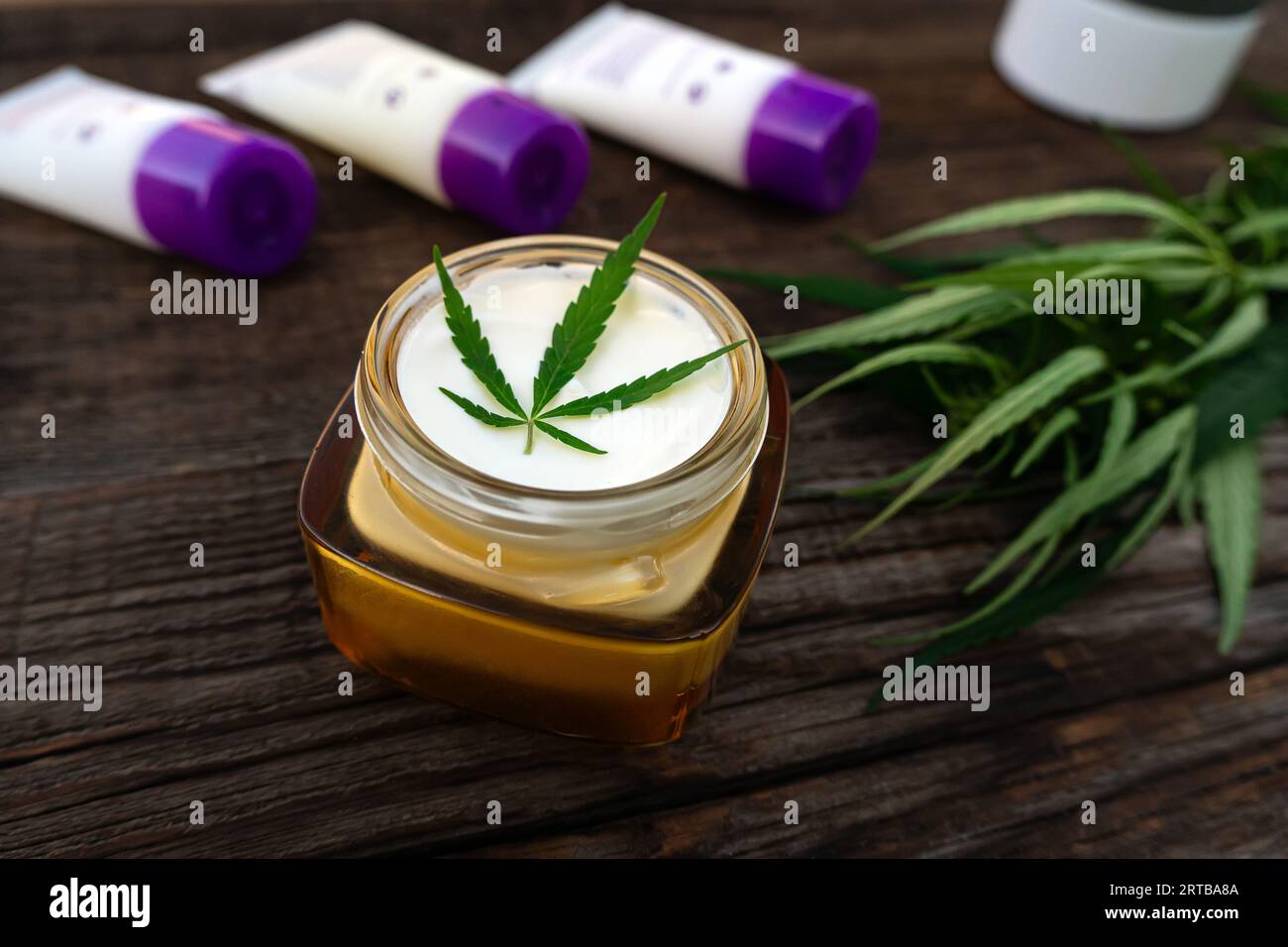 Pots de crème de chanvre et graines sur table en bois, pose à plat. Cosmétiques biologiques Banque D'Images