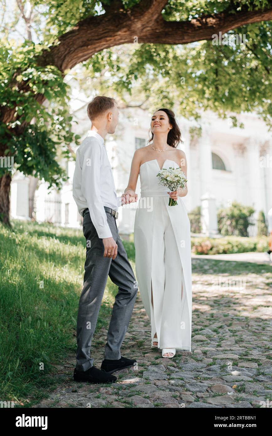Jeune couple de mariage sur leur mariage Banque D'Images Jeune couple de mariage sur leur mariage Banque D'Images