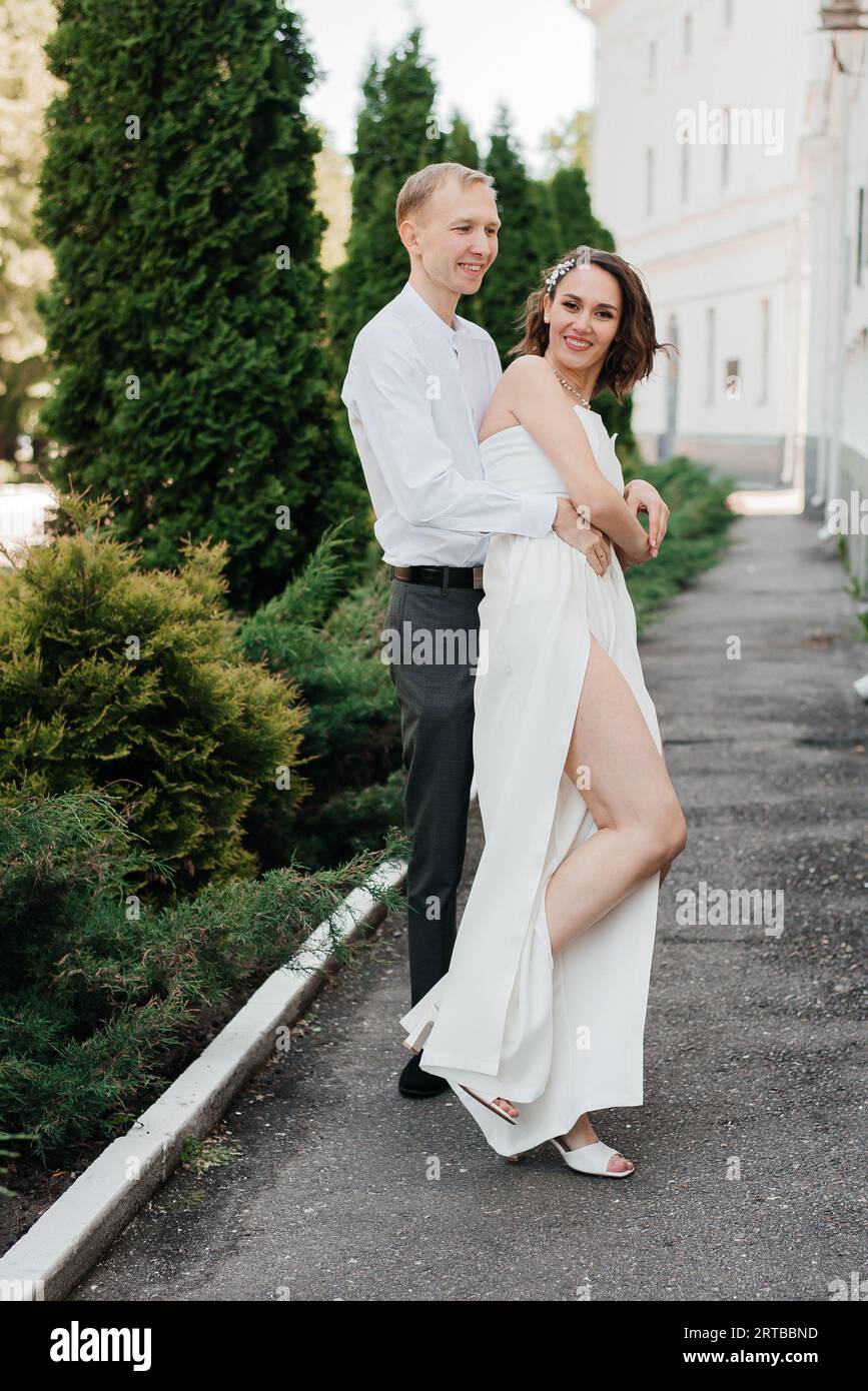 Jeune couple de mariage sur leur mariage Banque D'Images Jeune couple de mariage sur leur mariage Banque D'Images