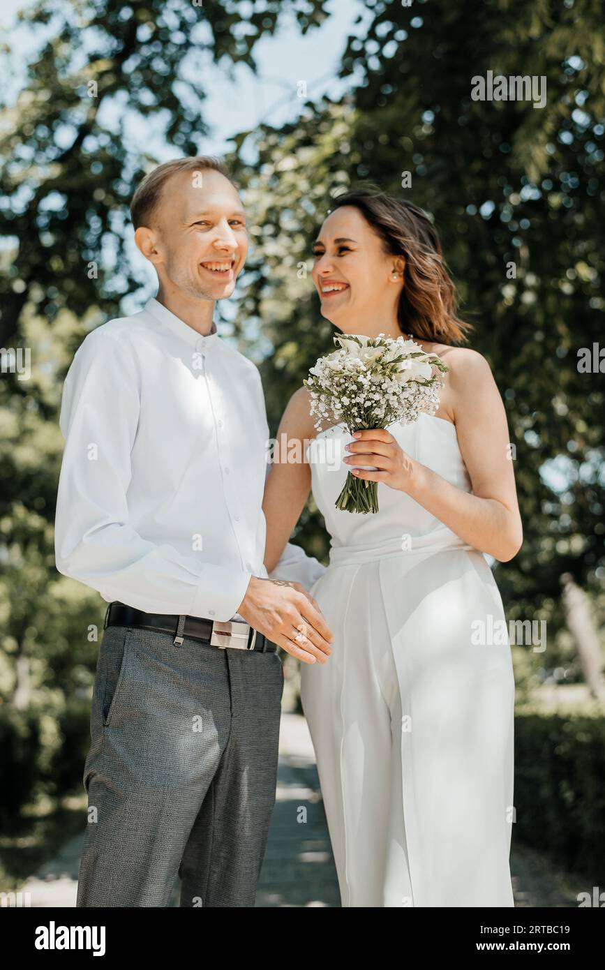 Jeune couple de mariage sur leur mariage Banque D'Images Jeune couple de mariage sur leur mariage Banque D'Images
