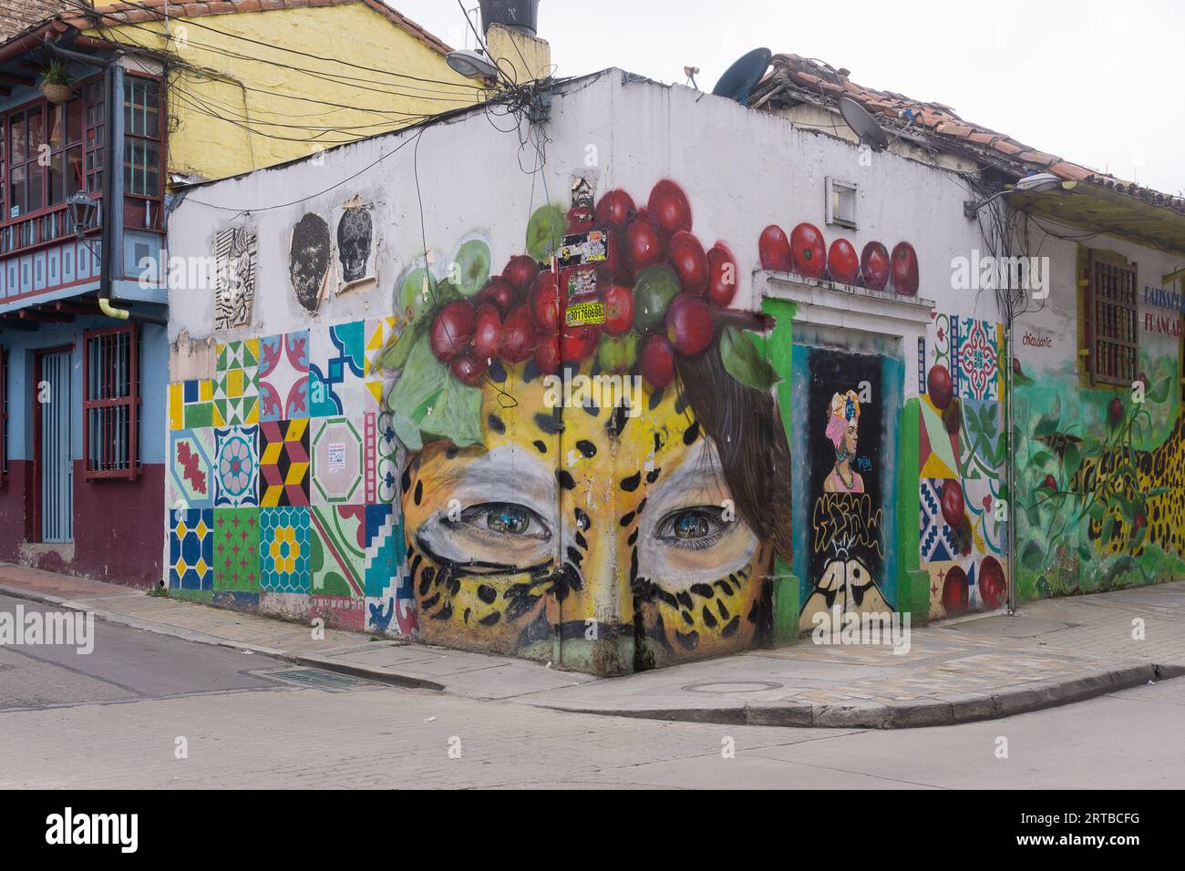 Street art dans le quartier Candelaria de Bogota, Colombie. Banque D'Images