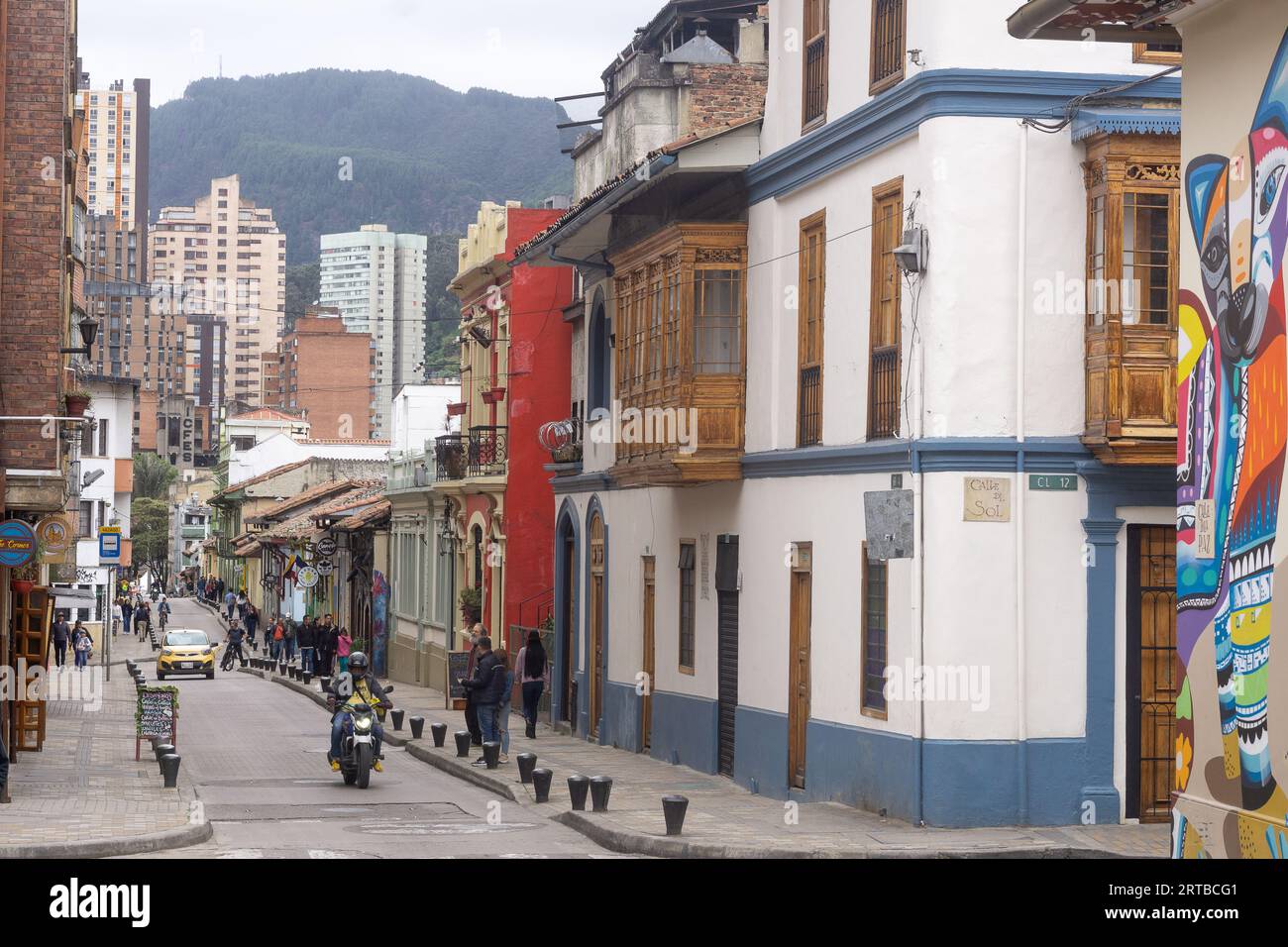 Scène de rue dans le quartier de la Candelaria à Bogota, Colombie. Banque D'Images