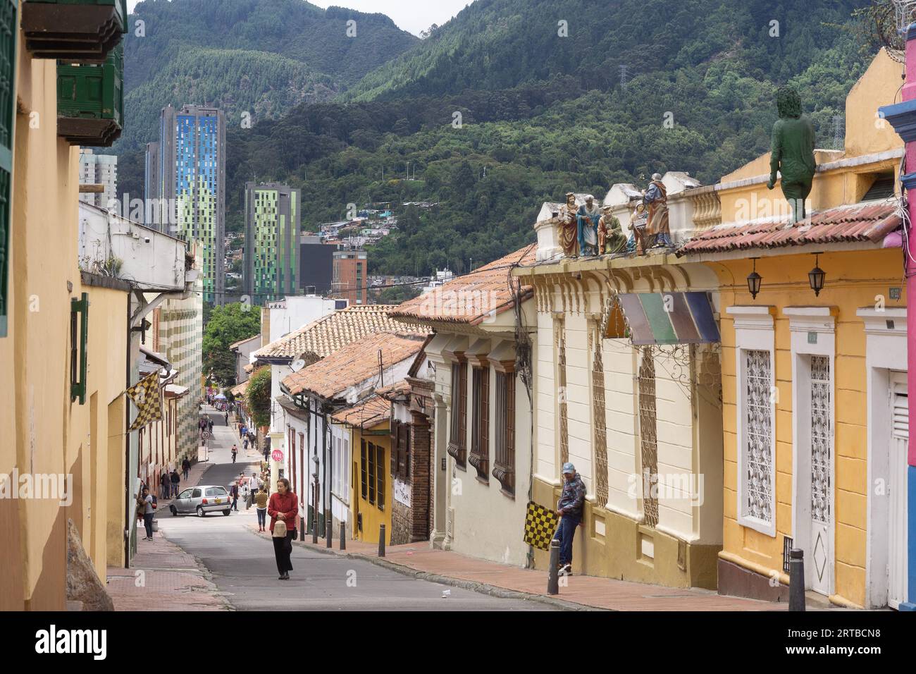 Scène de rue dans le quartier de la Candelaria à Bogota, Colombie. Banque D'Images