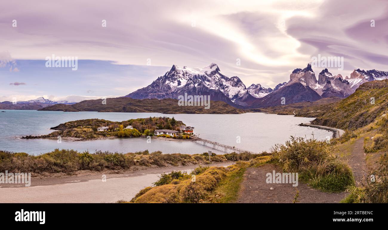 Vue panoramique sur la jetée et l'île avec hôtel sur le Lago Pehoe avec vue sur le massif Torres del Paine, Chili, Patagonie, Amérique du Sud Banque D'Images