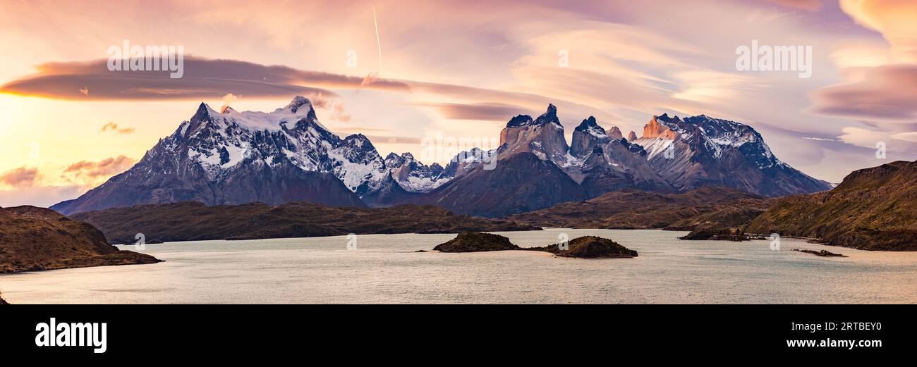 Le massif montagneux Torres del Paine au crépuscule et au coucher du soleil au lac Pehoe, parc national Torres del Paine, Chili, Patagonie, Amérique du Sud Banque D'Images