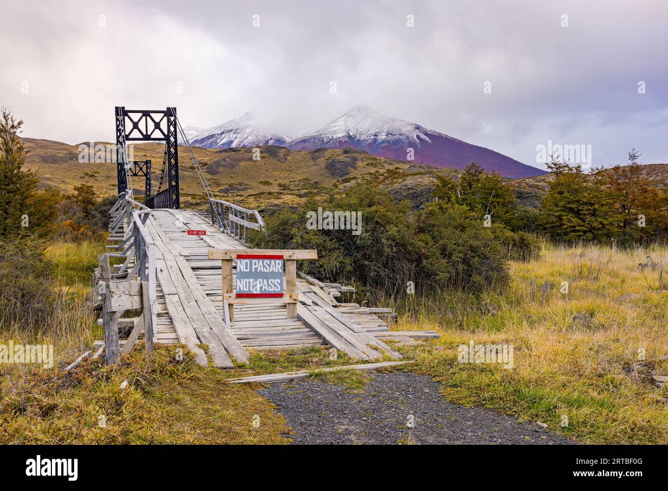 Le vieux pont en bois déclassé Puente Laguna Amarga sur le Rio Paine, parc national Torres del Paine, Chili, Patagonie Banque D'Images