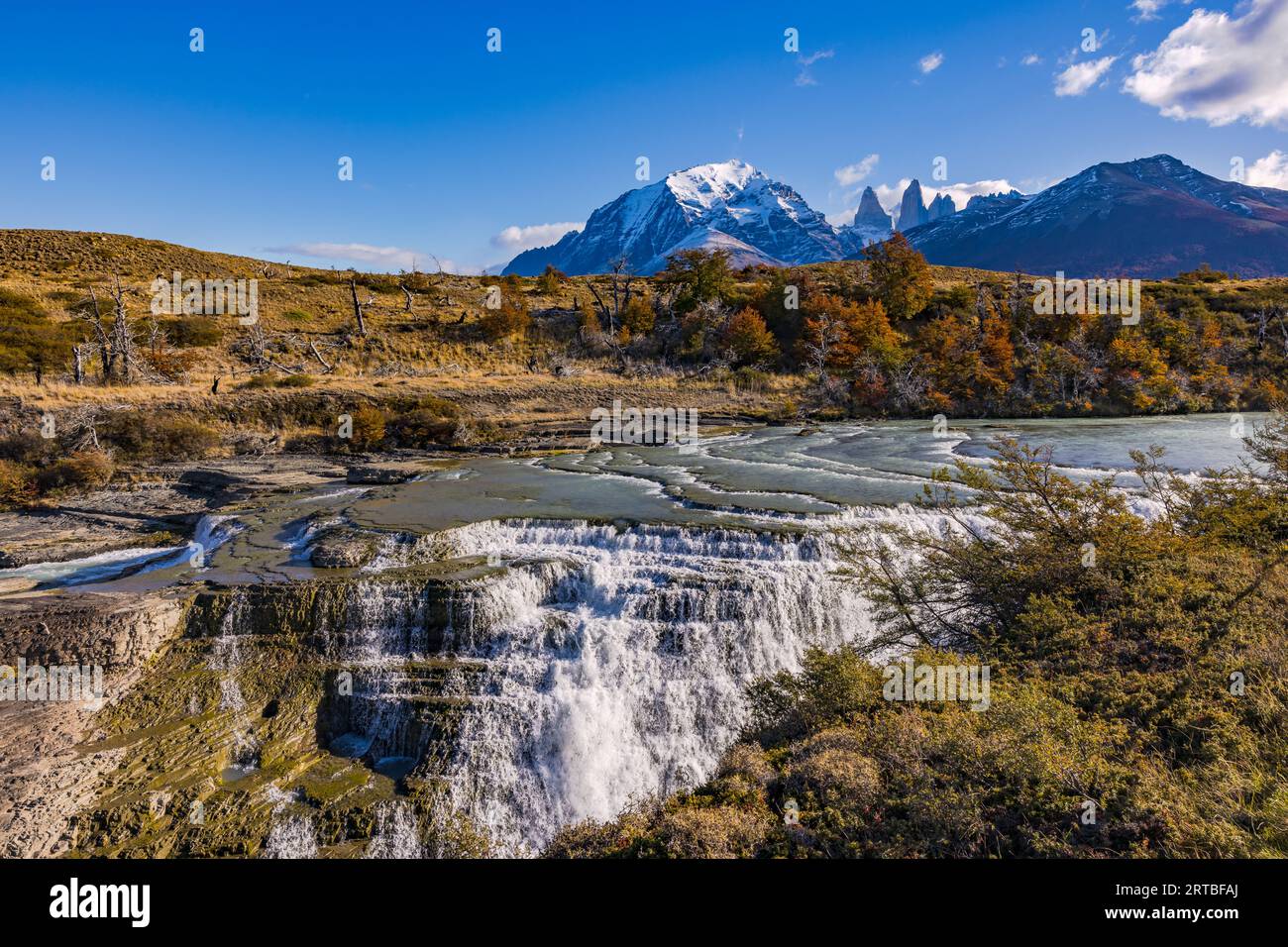 La cascade et les cascades sur le Rio Paine en face de la chaîne de montagnes Torres del Paine aux couleurs automnales, Chili, Patagonie, Amérique du Sud Banque D'Images