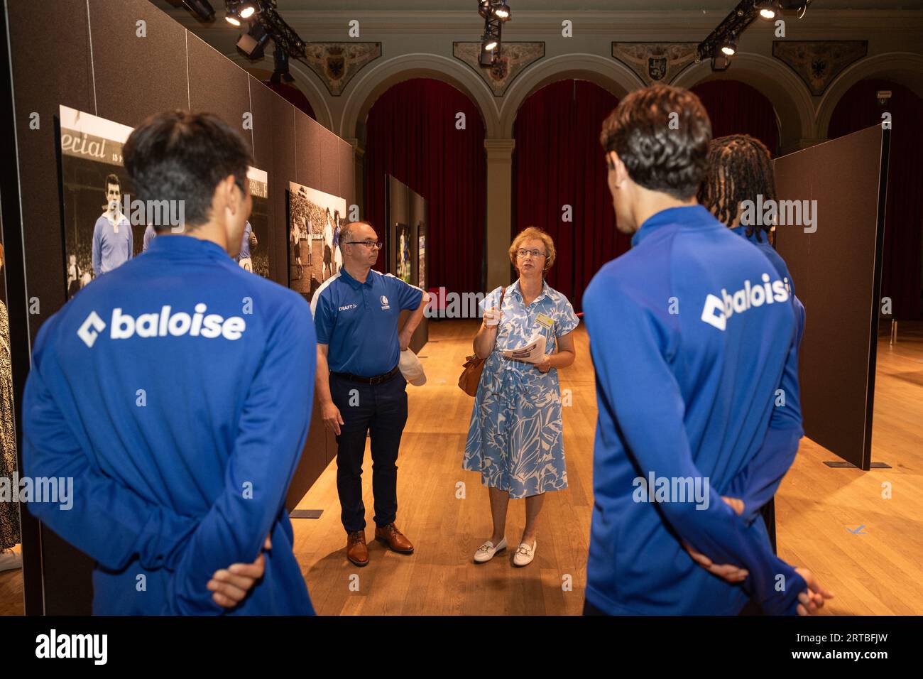 Les joueurs et le personnel de KAA Gent visitent une exposition de photos sur l'équipe belge de football KAA Gent, sur le site Handelsbeurs à Gand, mardi 12 septembre 2023. BELGA PHOTO DAVID PINTENS Banque D'Images