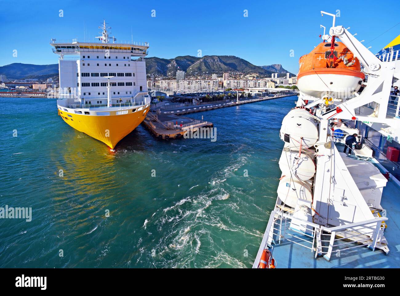 Ferry pour la Corse dans le port de Toulon, France, Provence, Toulon Banque D'Images