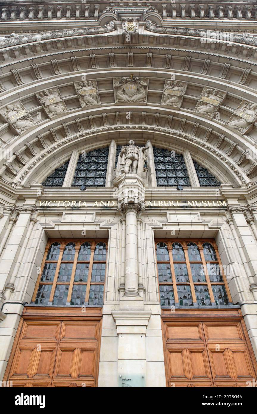 Londres, Royaume-Uni. Façade du Victoria and Albert Museum sur Cromwell Road Banque D'Images