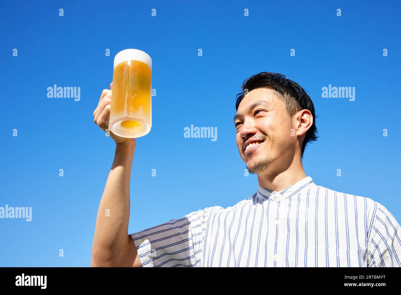 Homme japonais buvant de la bière Banque D'Images