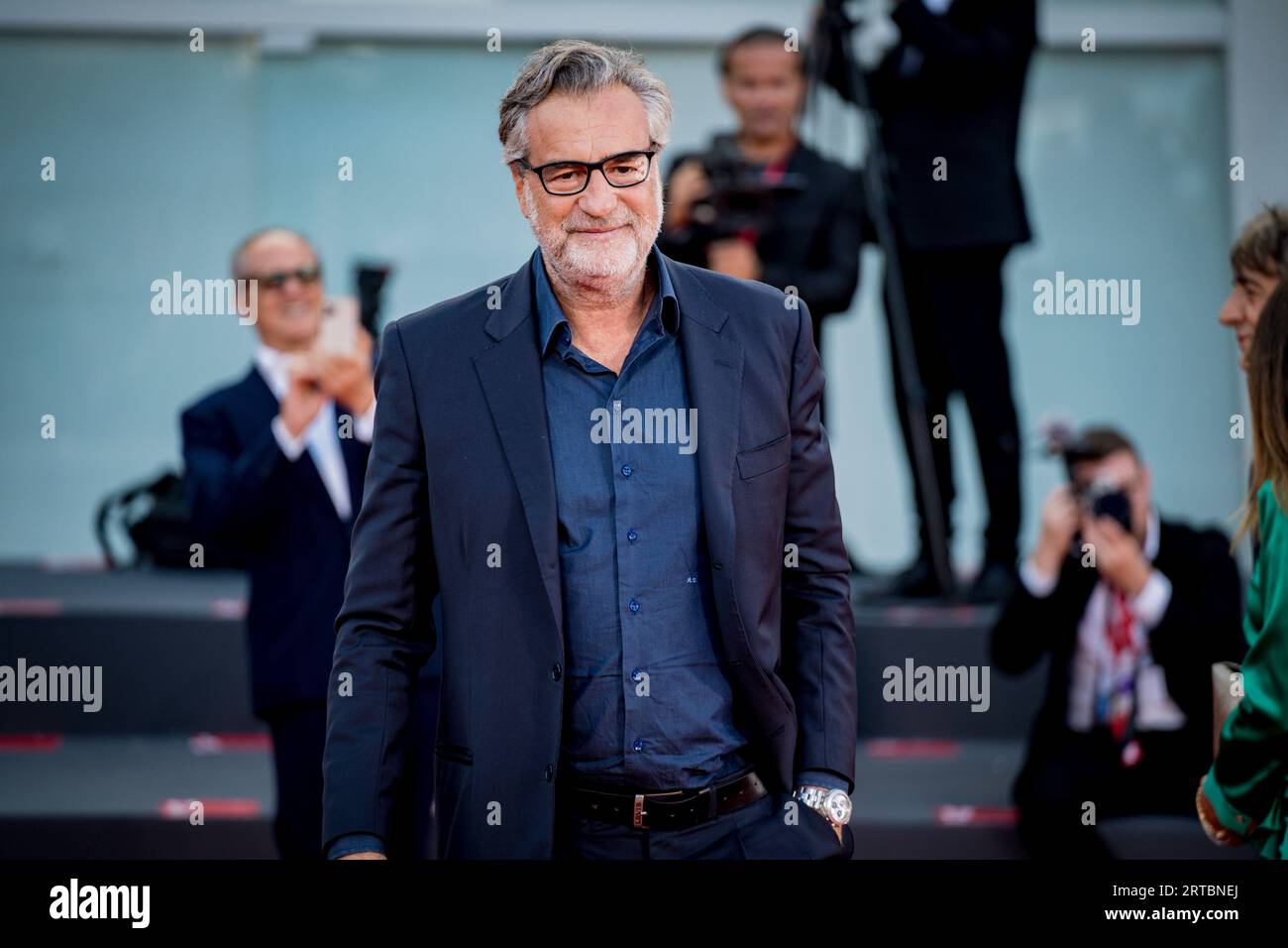 Max Tortora assiste à un tapis rouge pour le film 'Felicità au 80e Festival International du film de Venise Banque D'Images