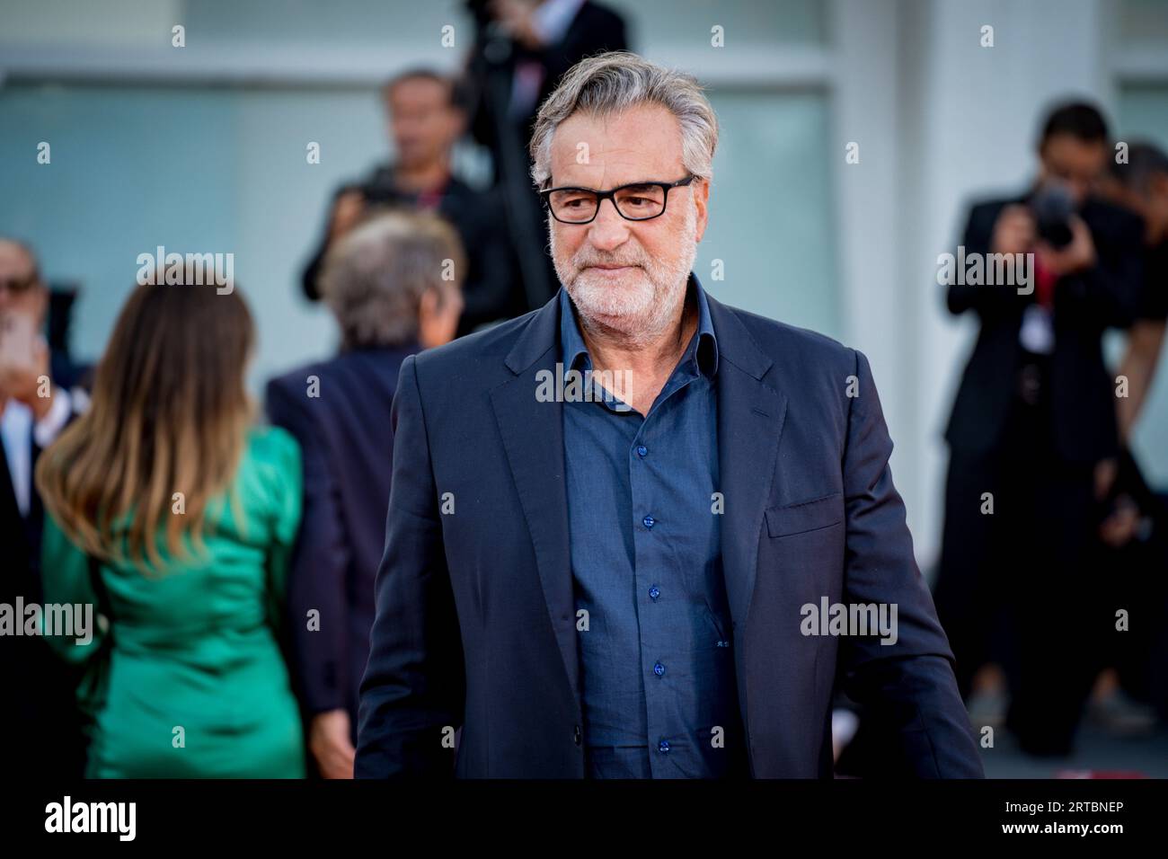 Max Tortora assiste à un tapis rouge pour le film 'Felicità au 80e Festival International du film de Venise Banque D'Images