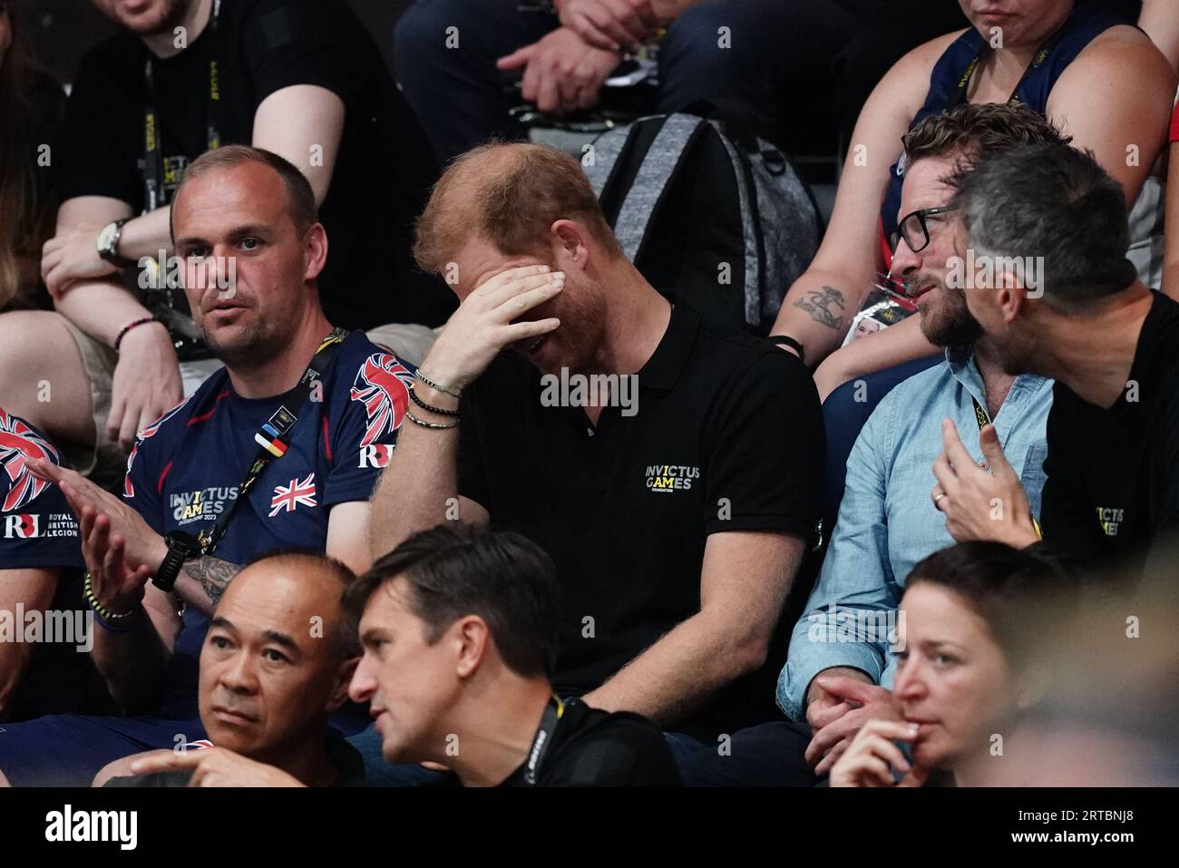 Le duc de Sussex (au centre) et JJ Chalmers (deuxième à droite) regardent la compétition de basketball en fauteuil roulant pendant les Jeux Invictus à la Merkur Spiel-Arena de Dusseldorf, en Allemagne. Date de la photo : mardi 12 septembre 2023. Banque D'Images