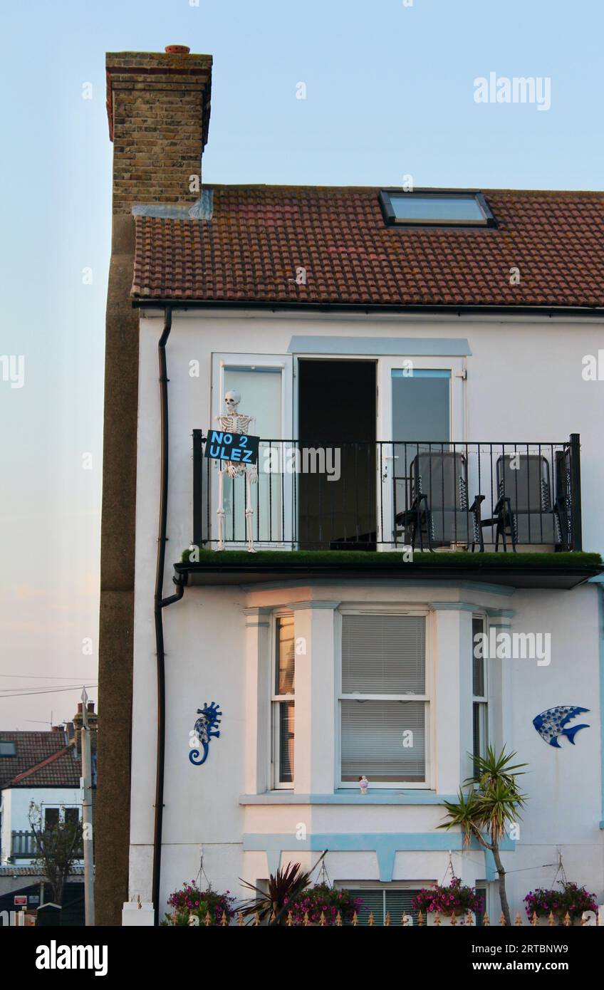 Squelette NE tenant AUCUN signe ULEZ sur le balcon d'une maison à Southend on Sea, Essex, Angleterre, Royaume-Uni Banque D'Images