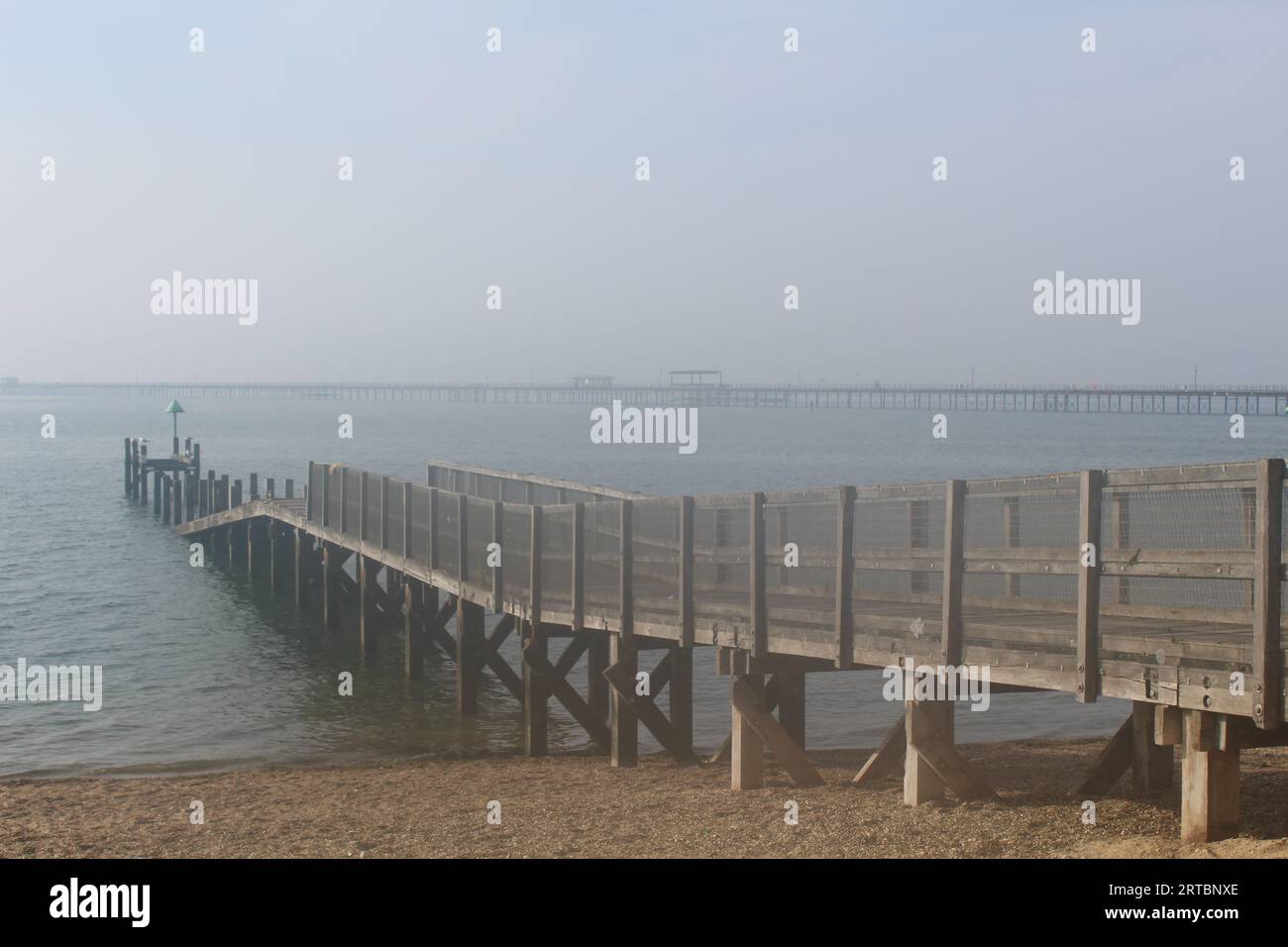 Southend on Sea, Essex, Angleterre, Royaume-Uni - petite jetée dans l'estuaire de la Tamise Banque D'Images