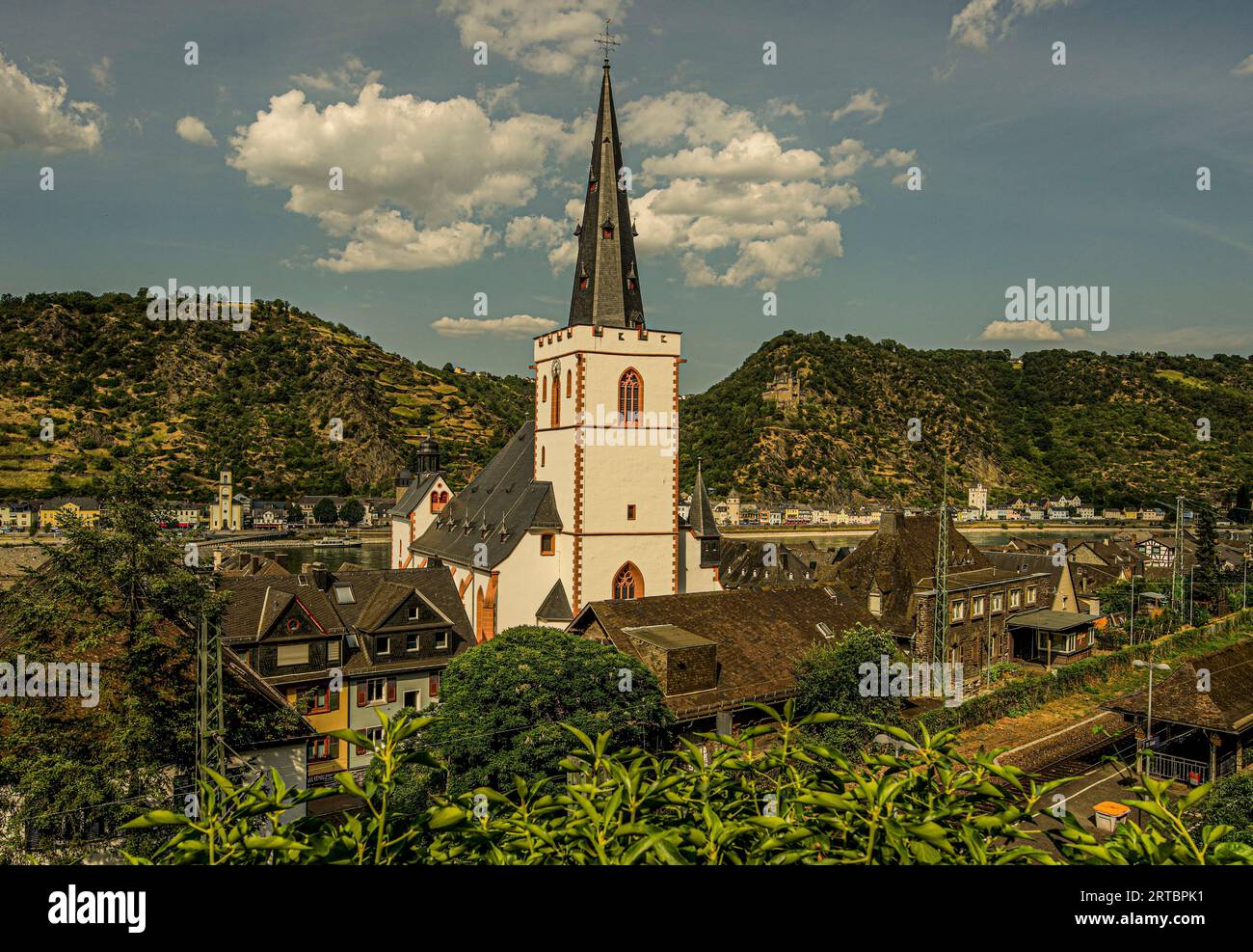 Vue depuis un point de vue sur la vieille ville de St. Goar, à l'arrière-plan les rives du Rhin de St. Goarshausen, Vallée du Rhin moyen supérieur, Rhin Banque D'Images