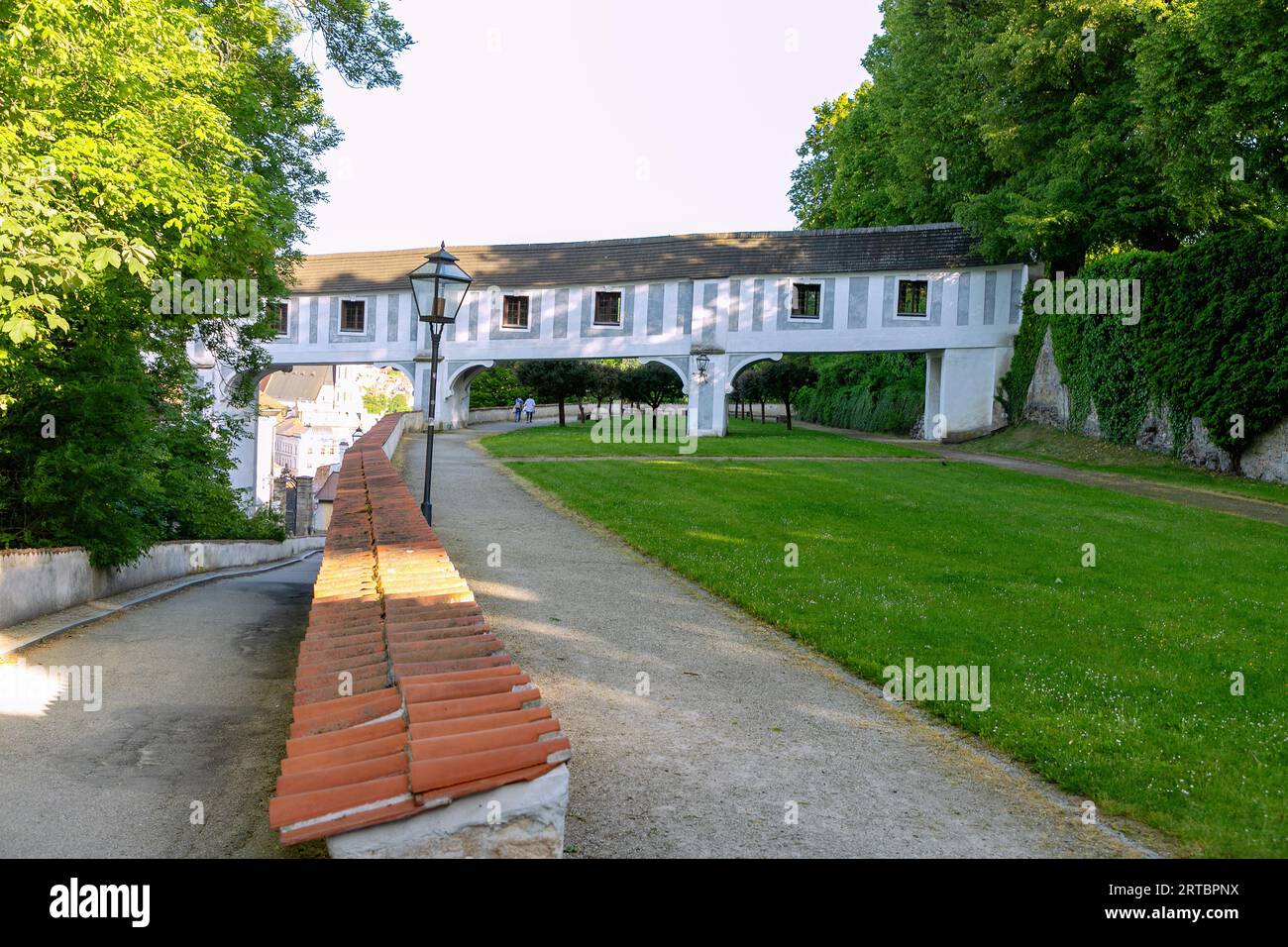 Pont de Cloak entre le jardin du château et le château de Český Krumlov en Bohême du Sud en République tchèque Banque D'Images