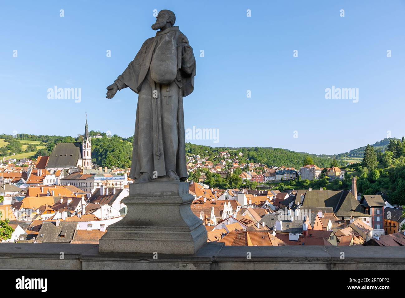 Vue depuis le pont Cloak avec une sculpture de St. Félix de Cantalicie sur la vieille ville de Český Krumlov avec Saint Église Vitus en Bohême du Sud à Czec Banque D'Images