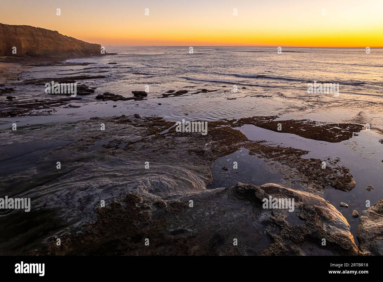Vue sur la belle San Diego, Californie à Sunset Cliffs à point Loma. Avec l'océan Pacifique, une côte rocheuse et un horizon magique de coucher de soleil orange Banque D'Images