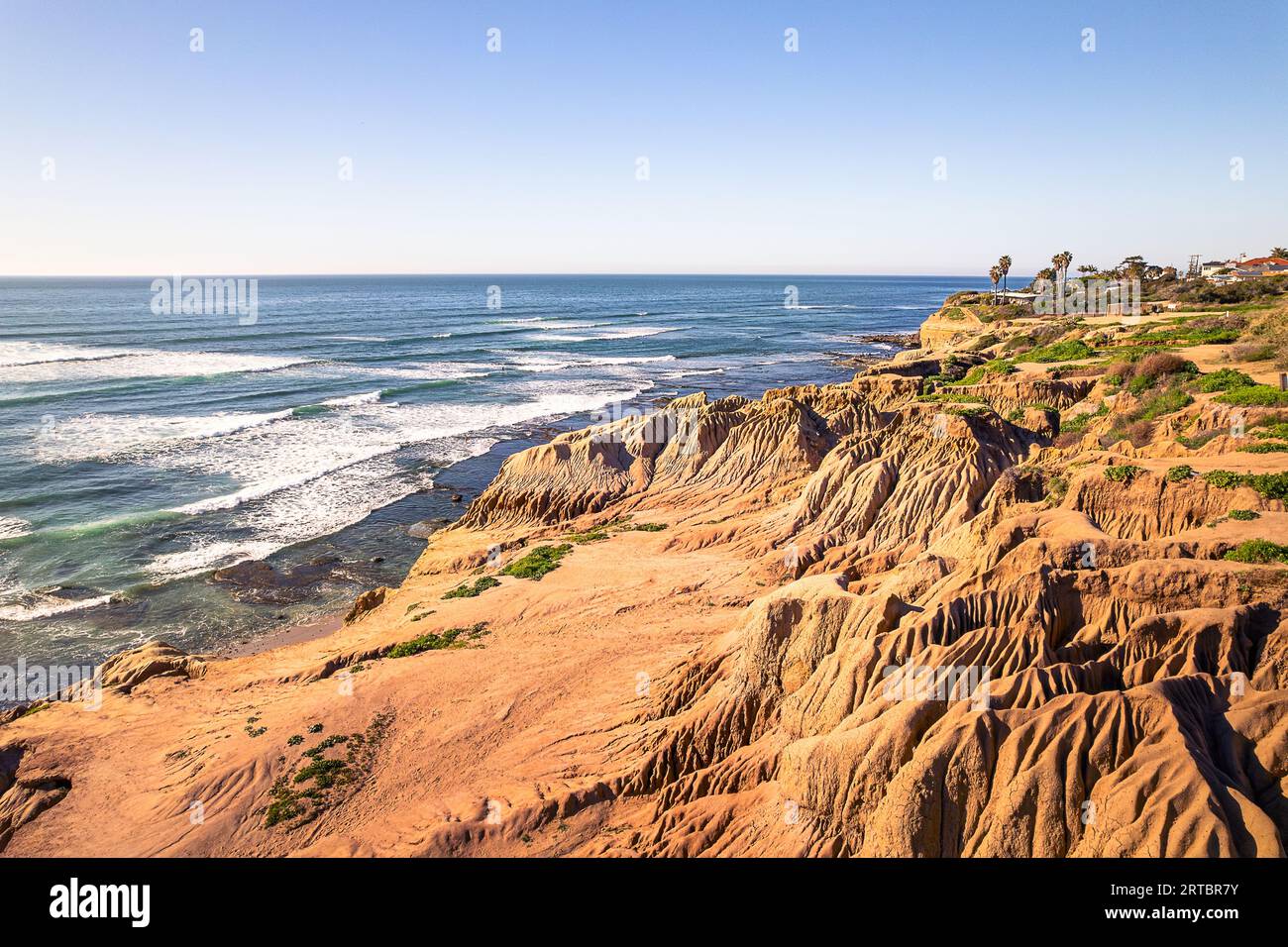 Vue sur les falaises rocheuses ensoleillées, les vagues et l'horizon bleu à Sunset Cliffs, à point Loma, San Diego, Californie Banque D'Images