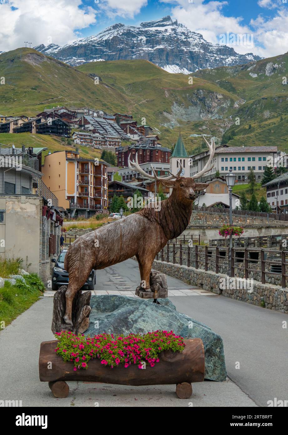 Breuil-Cervinia (Italie) - Une vue de la ville de montagne Cervinia avec Cervino mont sommet des Alpes, sentiers de randonnée et lac touristique Lago Blu, Vallée d'Aoste Banque D'Images