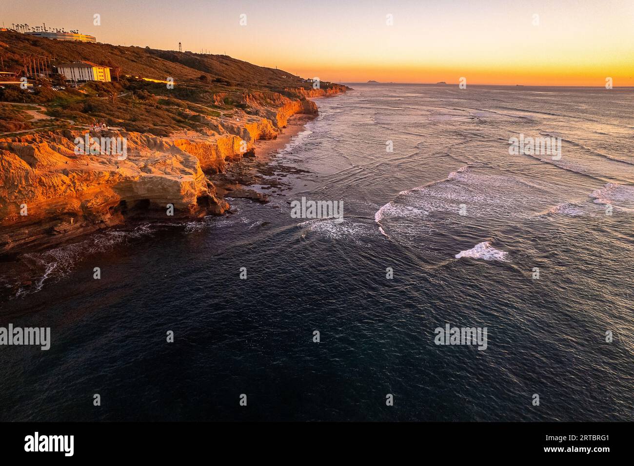 Vue sur la belle San Diego, Californie à Sunset Cliffs à point Loma. Avec l'océan Pacifique et magique, horizon orange coucher de soleil Banque D'Images