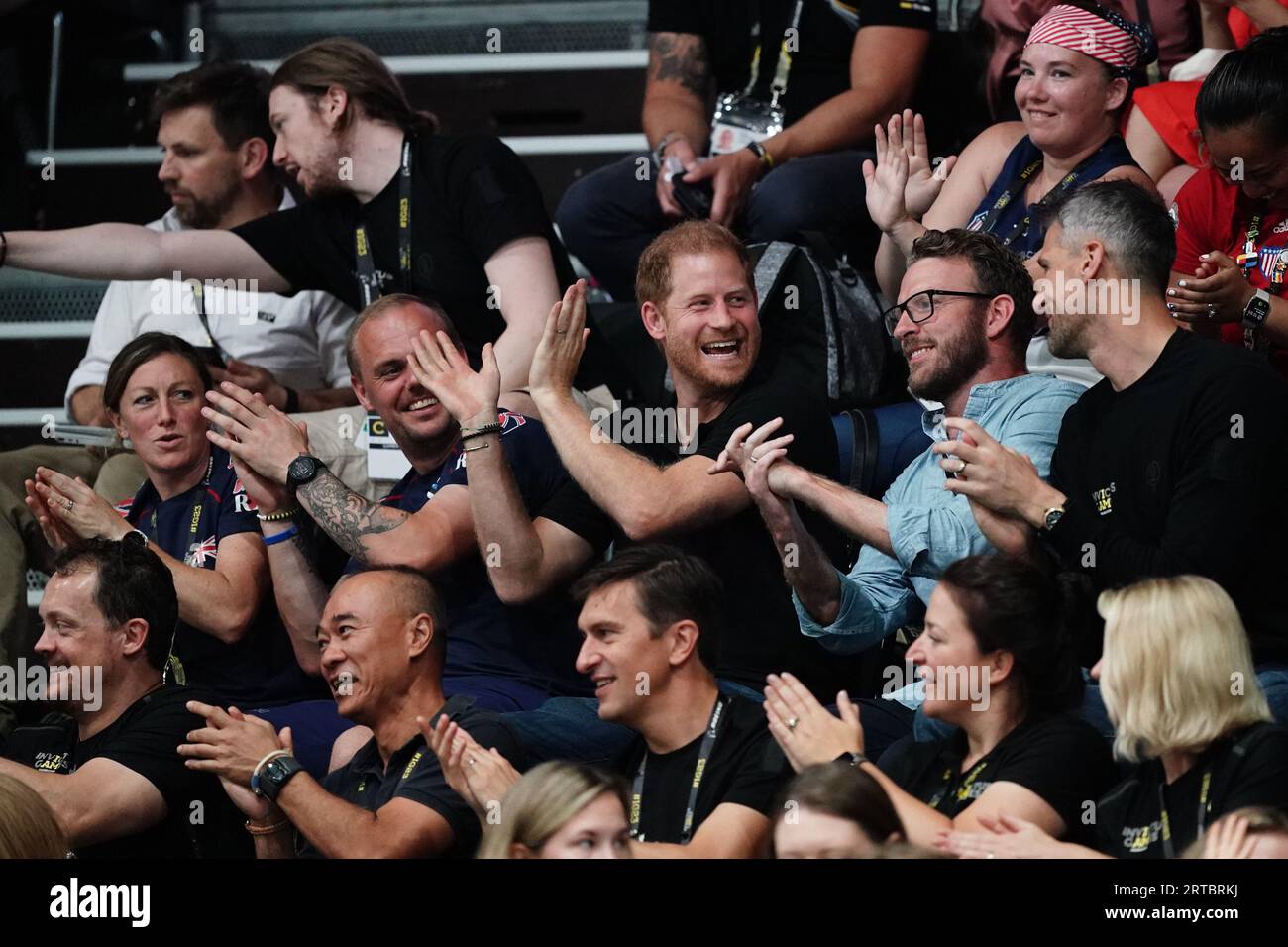 Le duc de Sussex (au centre) et JJ Chalmers (deuxième à droite) participent à une danse de « siège » à la compétition de basketball en fauteuil roulant pendant les Jeux Invictus au Merkur Spiel-Arena de Dusseldorf, en Allemagne. Date de la photo : mardi 12 septembre 2023. Banque D'Images