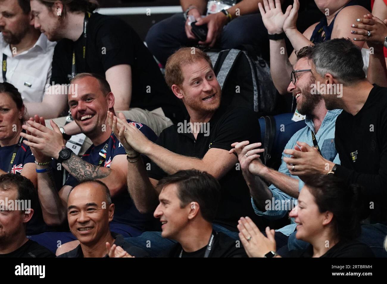 Le duc de Sussex (au centre) et JJ Chalmers (deuxième à droite) participent à une danse de « siège » à la compétition de basketball en fauteuil roulant pendant les Jeux Invictus au Merkur Spiel-Arena de Dusseldorf, en Allemagne. Date de la photo : mardi 12 septembre 2023. Banque D'Images