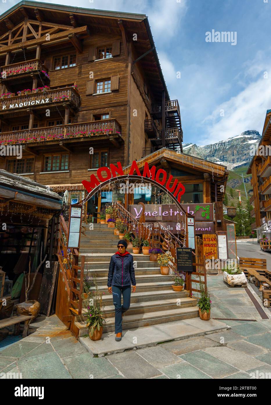 Breuil-Cervinia (Italie) - Une vue de la ville de montagne Cervinia avec Cervino mont sommet des Alpes, sentiers de randonnée et lac touristique Lago Blu, Vallée d'Aoste Banque D'Images