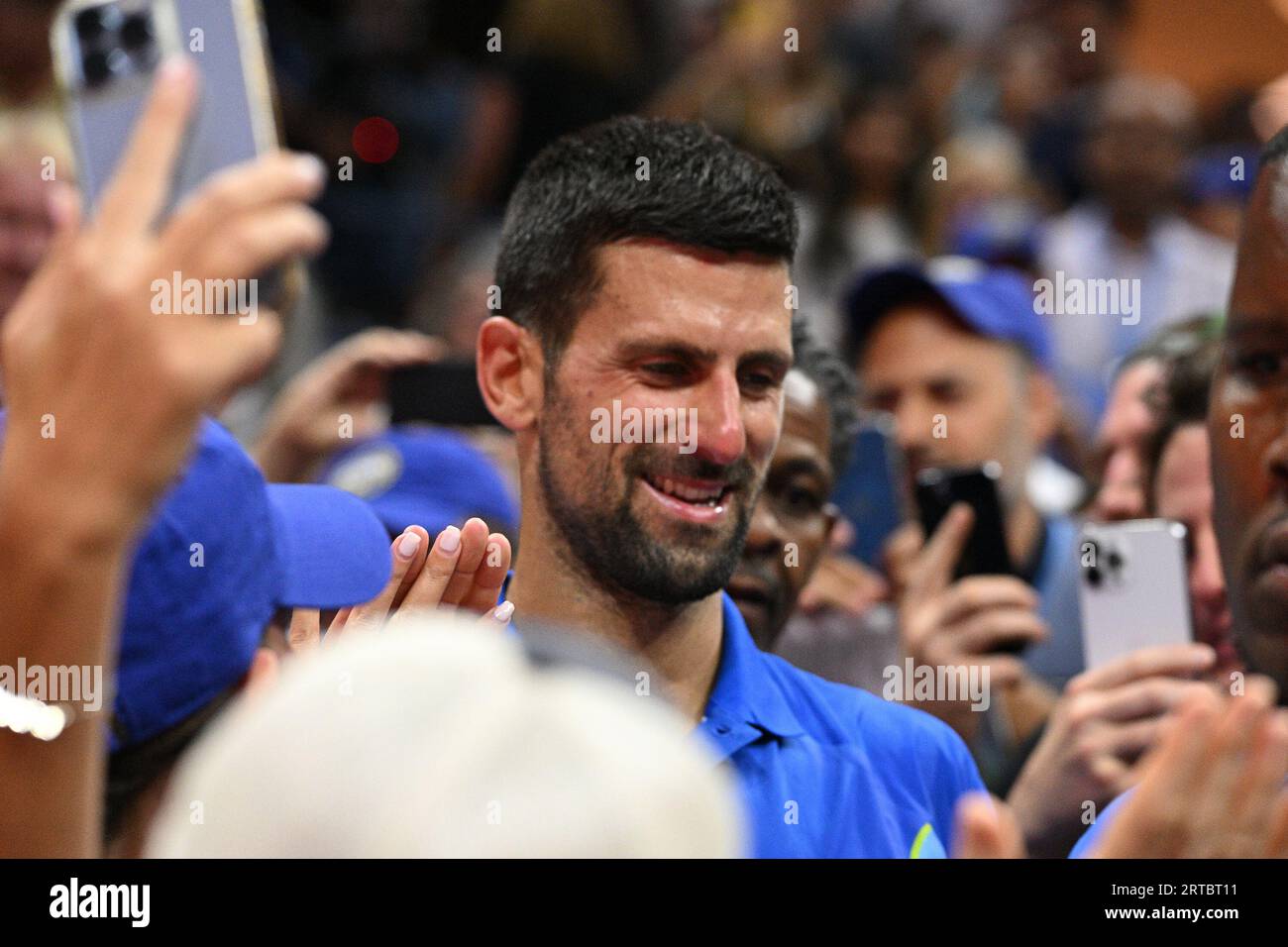 US Open Flushing Meadows New York 10/09/2023 jour 14 Novak Djokovic (SRB) mélange avec les fans après avoir remporté la finale des singles masculins son 24e Grand Chelem Sin Banque D'Images